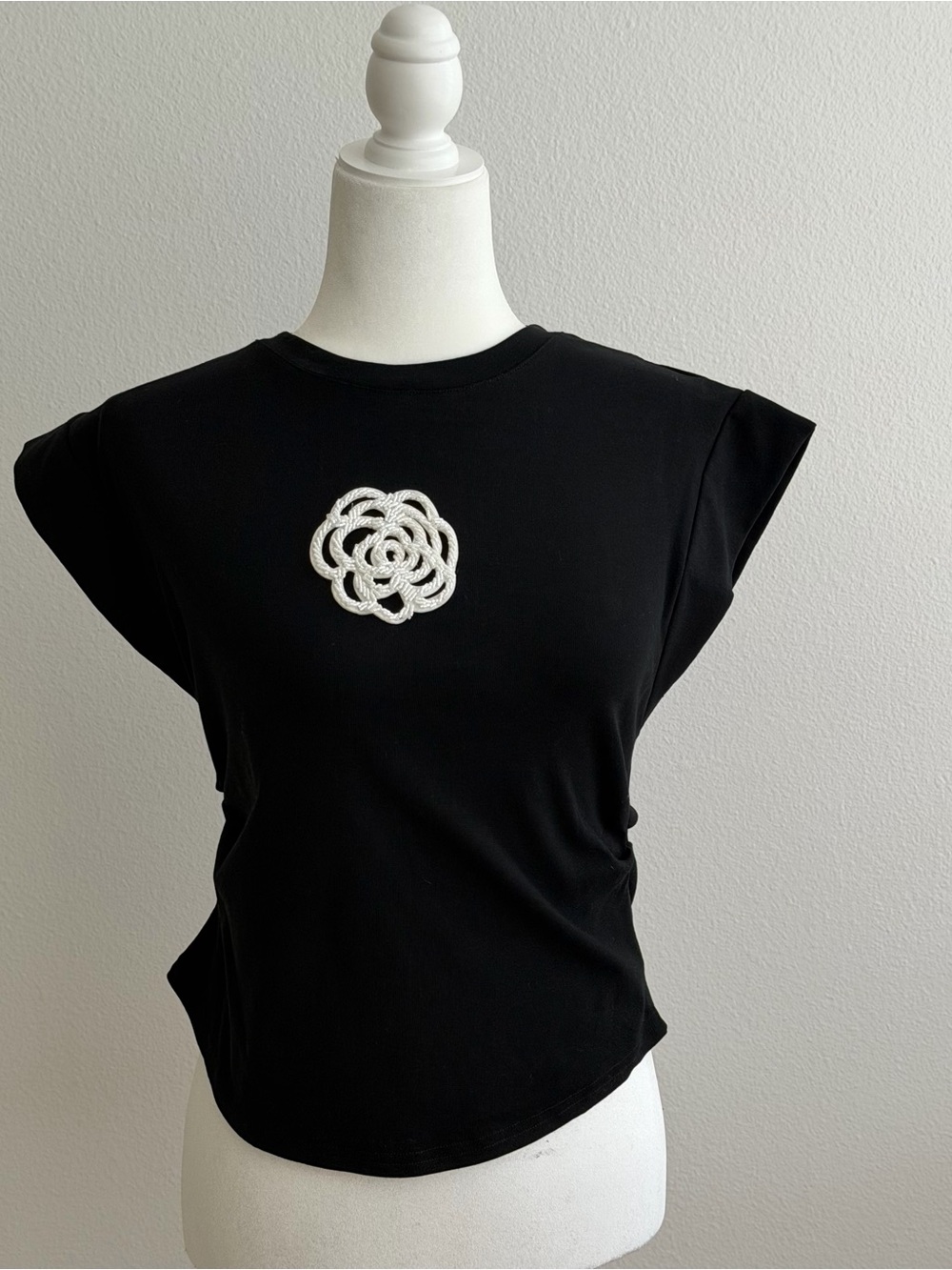 NWT Black Cap Sleeve Structured Shoulder Top w/ White Crochet Rose - One Size